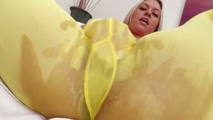 Curvy Gypsy Teases in Yellow Pantyhose